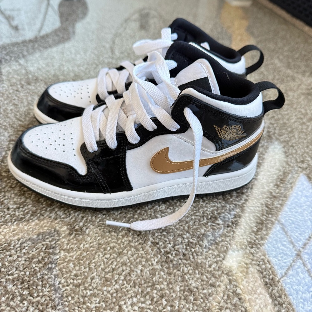 Youth Air Jordan Nike dunks White and Black Sneakers with Gold Accent. Retro